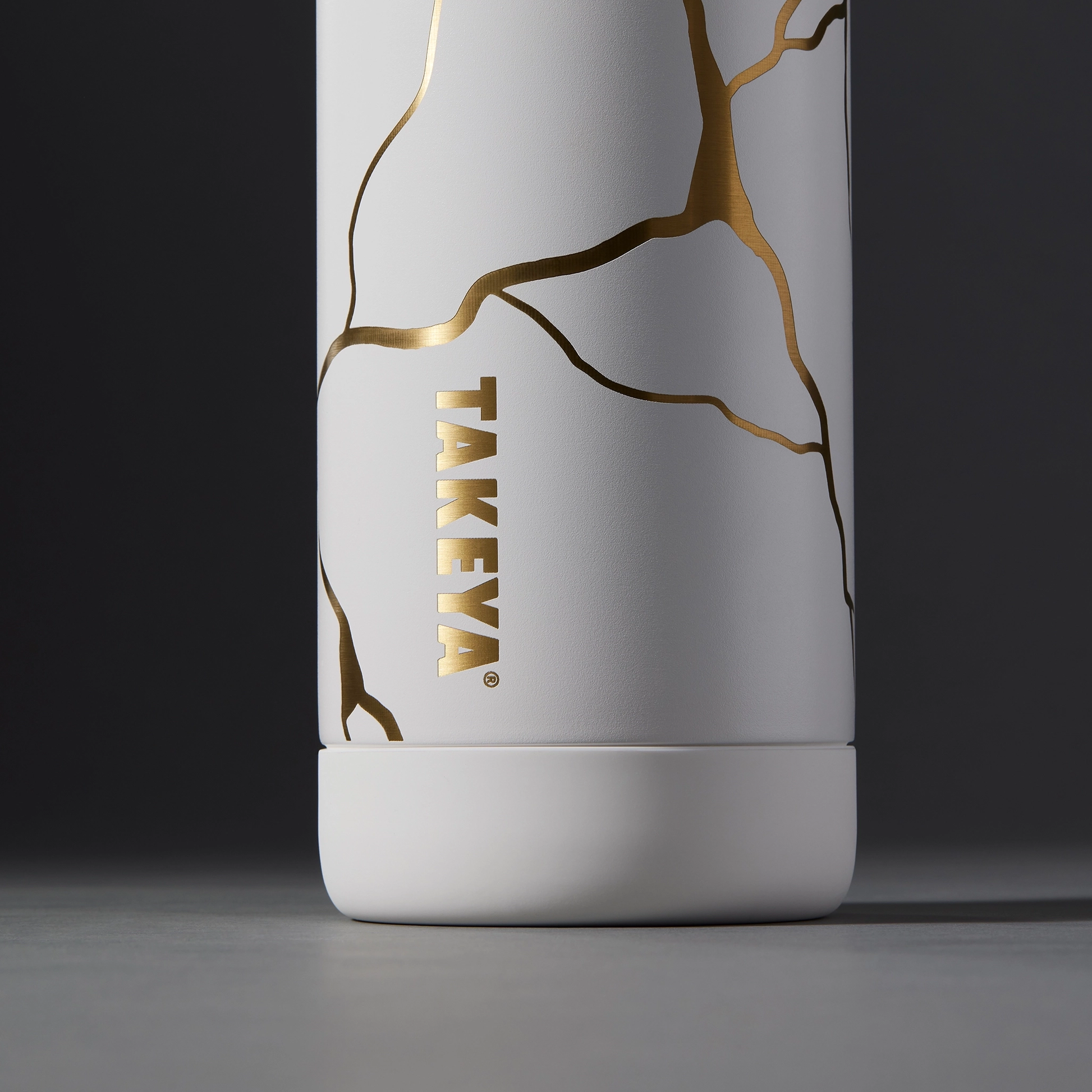 kintsugi-water-bottle-with-straw-lid-q0 51389-TK_HO25_Kintsugi_Takeya9236_Crop.png