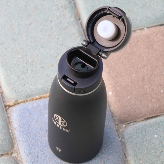 traveler-fliplocktm-lid-p1 96076-R-TravelerLid-Lifestyle-Onyx.png